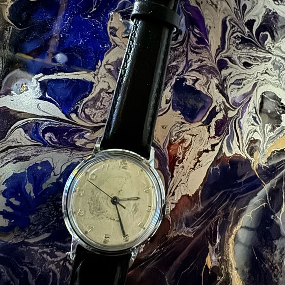 Running manual distressed watch - Picture 7 of 12